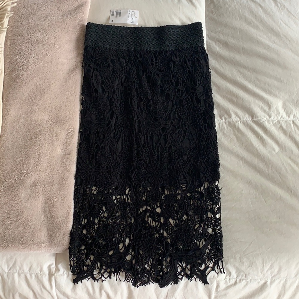 H&M black lace pencil skirt